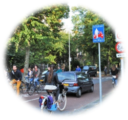 Picture beside Prins Hendriklaan (Utrecht) - Description: Cyclists in a street during the day 