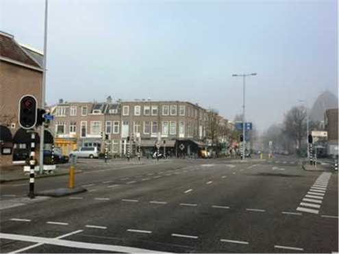 Figure 41 Old profile Adriaen van Ostadelaan - Description: A 4-lane road with black and white road signs and street lights surrounding the road. Buildings are surrounding the roads.